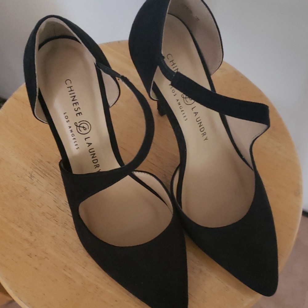 Black pumps